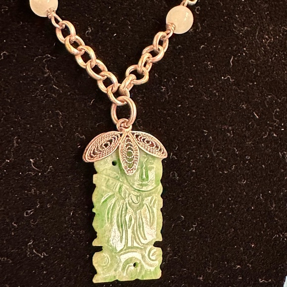 VINTAGE STERLING SILVER & CARVED GREEN JADE NECKLACE - Picture 2 of 7